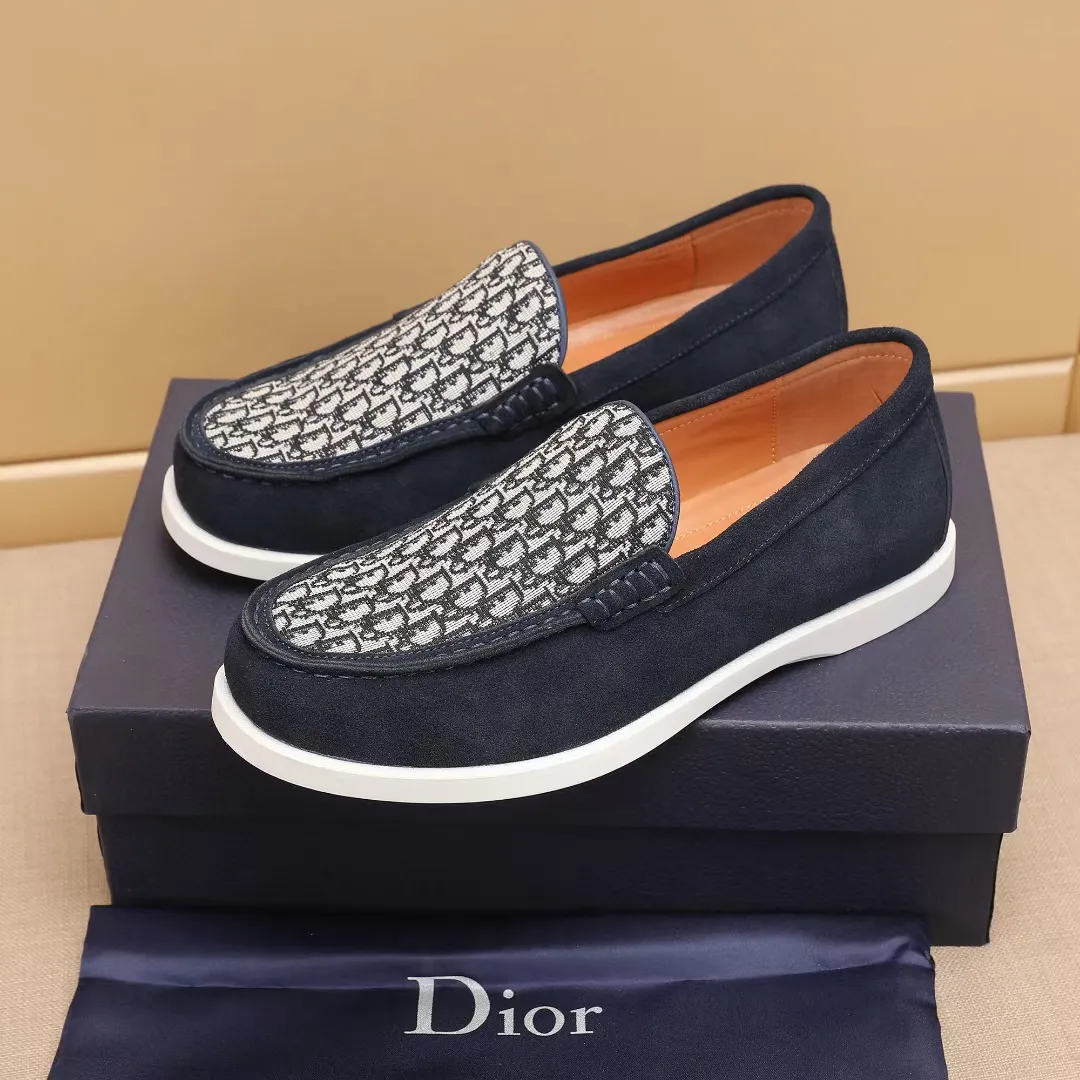 Men's Men's Shoes 💰400 [New Style] 🏍️🏍️Dior - This Dior Granville loafer is a casual dress shoe. Crafted from luxuriously soft beige suede, it features a beige Oblique print panel on the upper. The lightweight cream-white rubber sole is more sophisticated. The Dior Oblique pattern is engraved on the outsole to enhance the style, and the Dior logo is engraved on the back side. Adds elegance to any casual look.